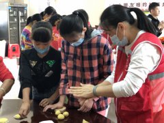 坪东社区|“大小朋友”相约社区，共同制作传统美食